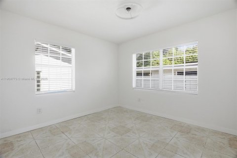 House in Miami, Florida 4 bedrooms, 189.99 sq.m. № 1965216 - photo 23