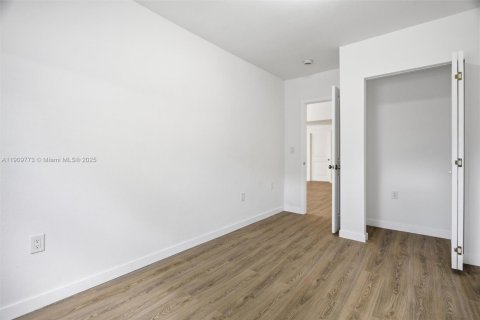 House in Miami, Florida 4 bedrooms, 189.99 sq.m. № 1965216 - photo 20