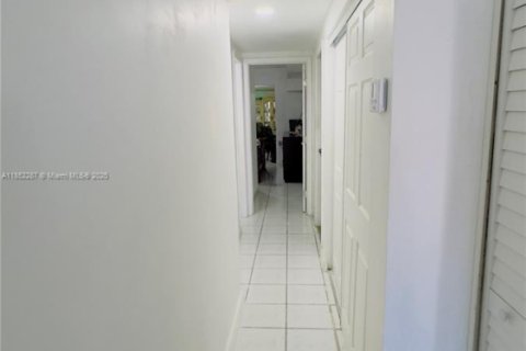 House in Hialeah, Florida 2 bedrooms, 67.63 sq.m. № 1867342 - photo 7