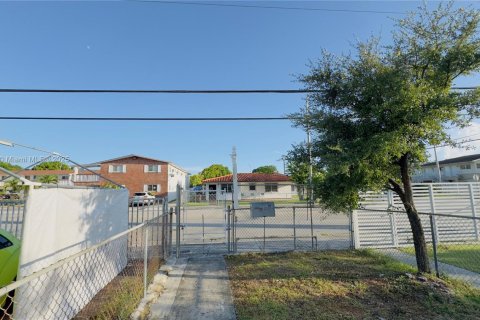 House in Hialeah, Florida 2 bedrooms, 67.63 sq.m. № 1867342 - photo 3