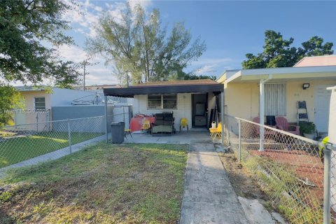 House in Hialeah, Florida 2 bedrooms, 67.63 sq.m. № 1867342 - photo 1