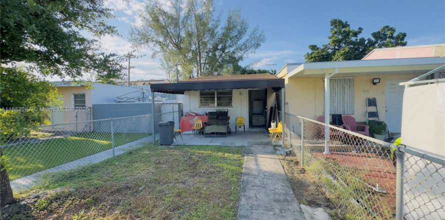 House in Hialeah, Florida 2 bedrooms, 67.63 sq.m. № 1867342