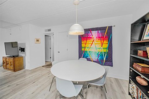 Condominio en venta en Clearwater, Florida, 2 dormitorios, 74.32 m2 № 2230847 - foto 11