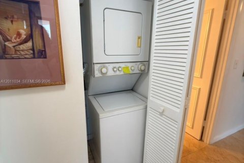 Condo in Miami, Florida, 2 bedrooms № 2075327 - photo 14