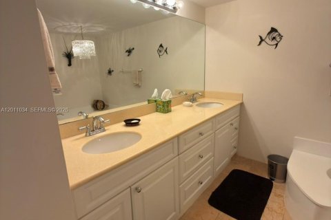 Condo in Miami, Florida, 2 bedrooms № 2075327 - photo 18