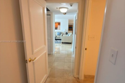 Condo in Miami, Florida, 2 bedrooms № 2075327 - photo 17