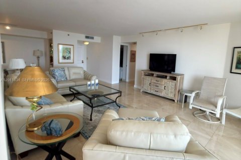 Condo in Miami, Florida, 2 bedrooms № 2075327 - photo 10
