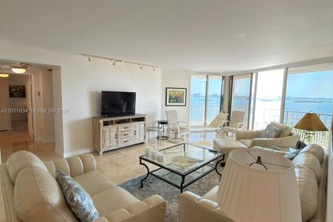 Condo in Miami, Florida, 2 bedrooms № 2075327 - photo 2