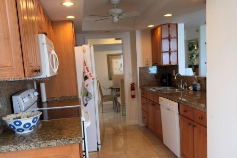 Condo in Miami, Florida, 2 bedrooms № 2075327 - photo 15