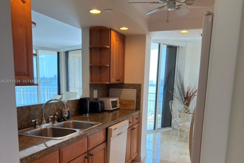 Condo in Miami, Florida, 2 bedrooms № 2075327 - photo 7