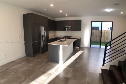 Adosado en alquiler en Miami, Florida, 3 dormitorios, 155.33 m2 № 1939249 - foto 1