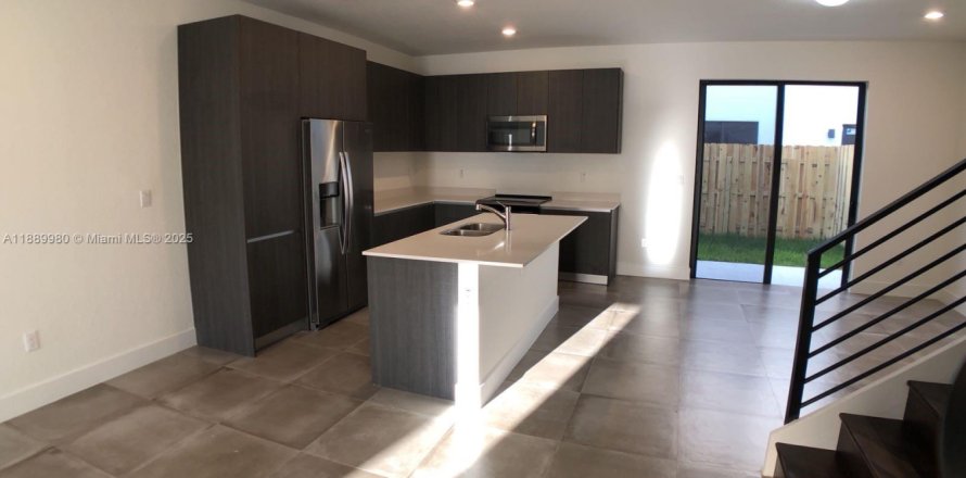 Adosado en Miami, Florida 3 dormitorios, 155.33 m2 № 1939249