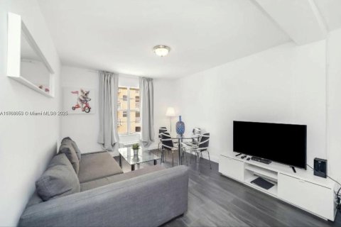 Condo in Miami Beach, Florida, 1 bedroom  № 1896445 - photo 1