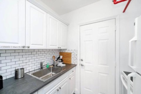 Condo in Miami Beach, Florida, 1 bedroom  № 1896445 - photo 8
