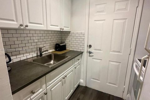 Condo in Miami Beach, Florida, 1 bedroom  № 1896445 - photo 18