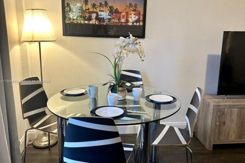 Condo in Miami Beach, Florida, 1 bedroom  № 1896445 - photo 17