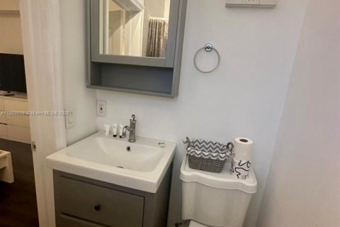 Condo in Miami Beach, Florida, 1 bedroom  № 1896445 - photo 16