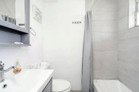 Condo in Miami Beach, Florida, 1 bedroom  № 1896445 - photo 7