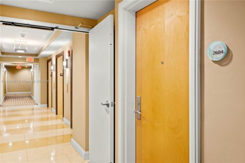 Condo in Miami, Florida, 1 bedroom  № 1860549 - photo 9