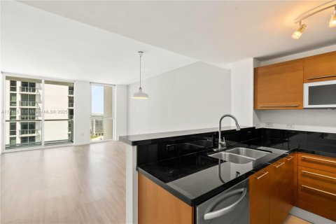 Condo in Miami, Florida, 1 bedroom  № 1860549 - photo 12