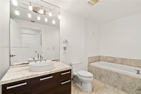 Condo in Miami, Florida, 1 bedroom  № 1860549 - photo 5