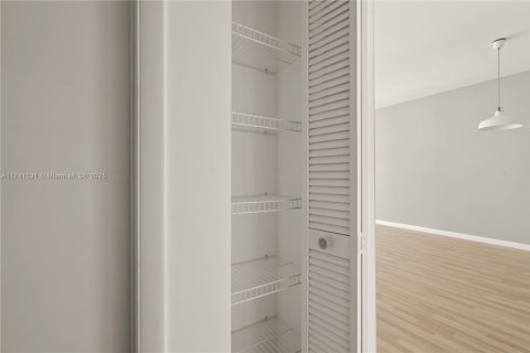 Condo in Miami, Florida, 1 bedroom  № 1860549 - photo 25