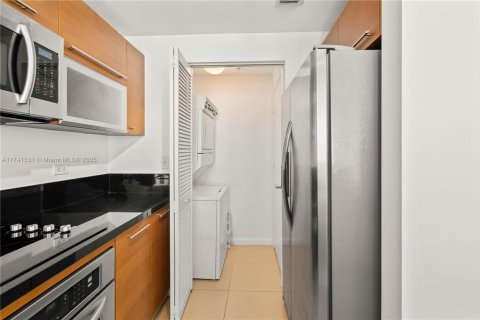 Condo in Miami, Florida, 1 bedroom  № 1860549 - photo 14