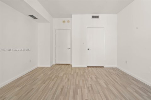 Condo in Miami, Florida, 1 bedroom  № 1860549 - photo 4