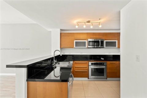 Condo in Miami, Florida, 1 bedroom  № 1860549 - photo 2