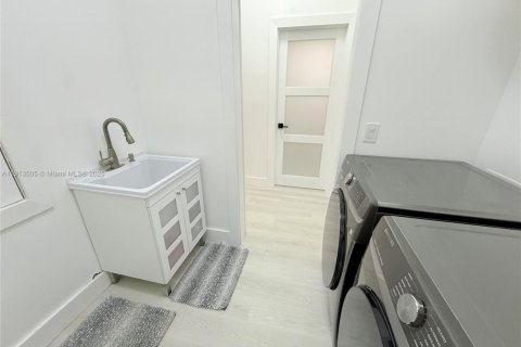 House in Pembroke Pines, Florida 4 bedrooms, 202.06 sq.m. № 1968993 - photo 13