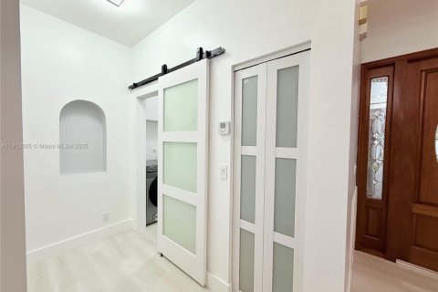 House in Pembroke Pines, Florida 4 bedrooms, 202.06 sq.m. № 1968993 - photo 11