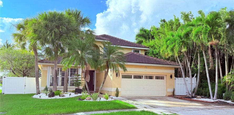 House in Pembroke Pines, Florida 4 bedrooms, 202.06 sq.m. № 1968993