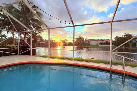 House in Pembroke Pines, Florida 4 bedrooms, 202.06 sq.m. № 1968993 - photo 4