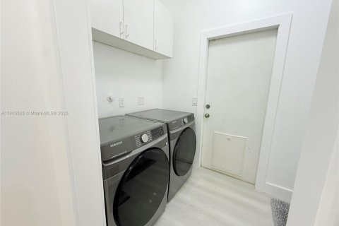 House in Pembroke Pines, Florida 4 bedrooms, 202.06 sq.m. № 1968993 - photo 12