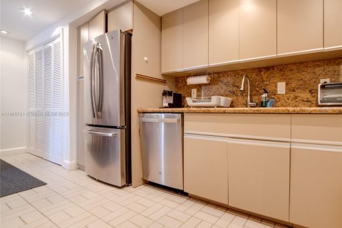 Condominio en alquiler en Miami, Florida, 3 dormitorios, 225.2 m2 № 1742372 - foto 14