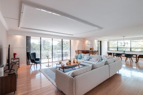 Condominio en alquiler en Miami, Florida, 3 dormitorios, 225.2 m2 № 1742372 - foto 10