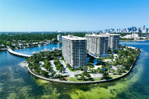 Condominio en alquiler en Miami, Florida, 3 dormitorios, 225.2 m2 № 1742372 - foto 2