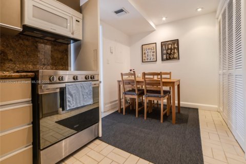 Condominio en alquiler en Miami, Florida, 3 dormitorios, 225.2 m2 № 1742372 - foto 17