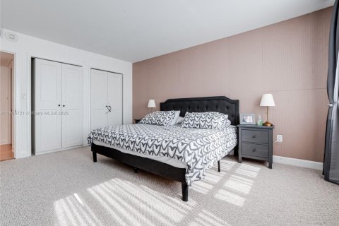 Condominio en alquiler en Miami, Florida, 3 dormitorios, 225.2 m2 № 1742372 - foto 23