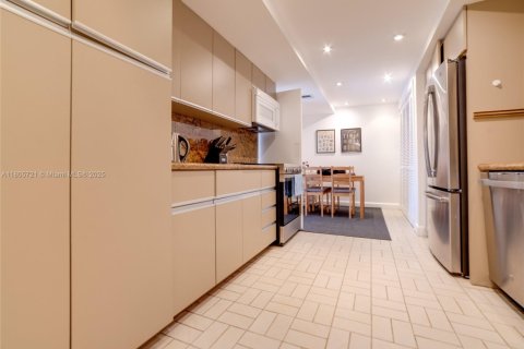 Condominio en alquiler en Miami, Florida, 3 dormitorios, 225.2 m2 № 1742372 - foto 13