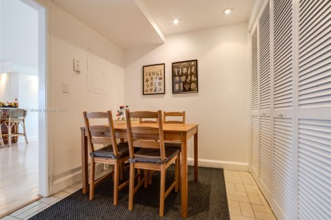 Condominio en alquiler en Miami, Florida, 3 dormitorios, 225.2 m2 № 1742372 - foto 16