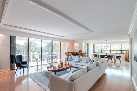 Condominio en alquiler en Miami, Florida, 3 dormitorios, 225.2 m2 № 1742372 - foto 11