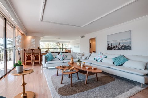 Condominio en alquiler en Miami, Florida, 3 dormitorios, 225.2 m2 № 1742372 - foto 3
