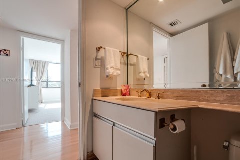 Condominio en alquiler en Miami, Florida, 3 dormitorios, 225.2 m2 № 1742372 - foto 20