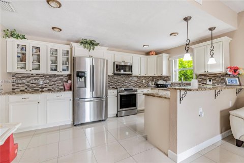 Снять в аренду виллу или дом в Корал-Спрингс, Флорида 3 спальни, 152.27м2, № 1946967 - фото 1