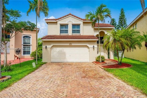 Снять в аренду виллу или дом в Корал-Спрингс, Флорида 3 спальни, 152.27м2, № 1946967 - фото 2