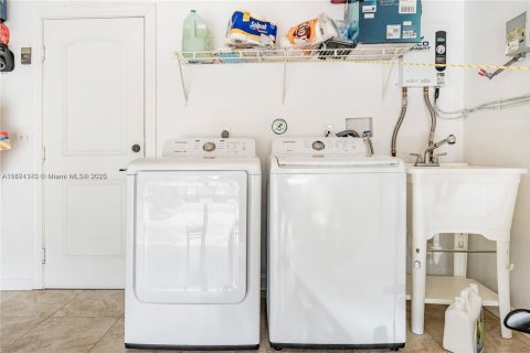 Снять в аренду виллу или дом в Корал-Спрингс, Флорида 3 спальни, 152.27м2, № 1946967 - фото 16