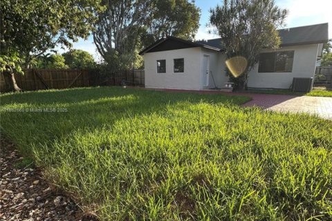 House in Homestead, Florida 3 bedrooms, 122.91 sq.m. № 1890394 - photo 27