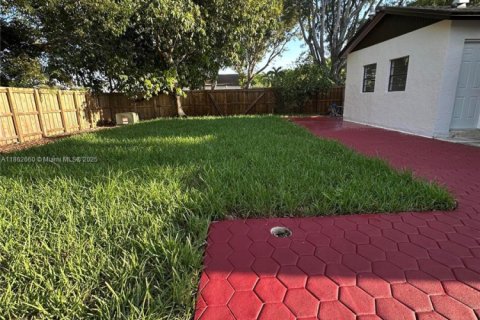 House in Homestead, Florida 3 bedrooms, 122.91 sq.m. № 1890394 - photo 26