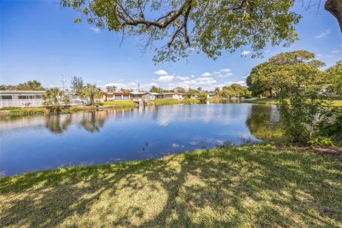 House in Sunrise, Florida 2 bedrooms, 105.82 sq.m. № 1944021 - photo 15